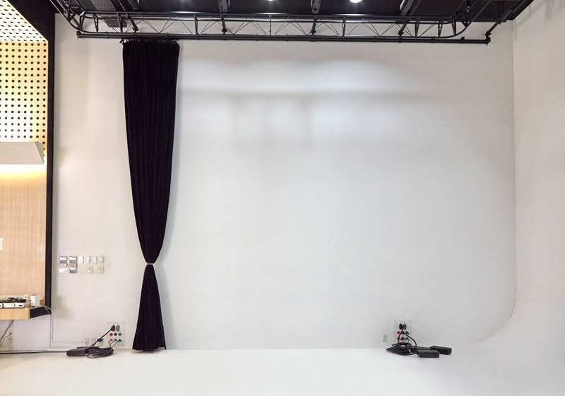 広尾スタジオは白ホリの両サイドが直角の白壁。